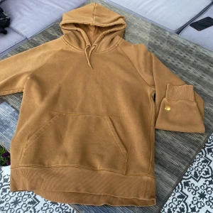 Carhartt hoodie - 8/10 skick väldigt fin, säljer för den inte faller in i min stil