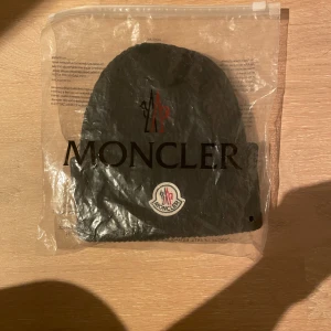 Moncler mössa - Helt ny moncler mössa. Anvönder den alldrig och vill få bort den så fort som möjligt då den bara ligger i påsen och alldrig används.  Kan diskutera pris