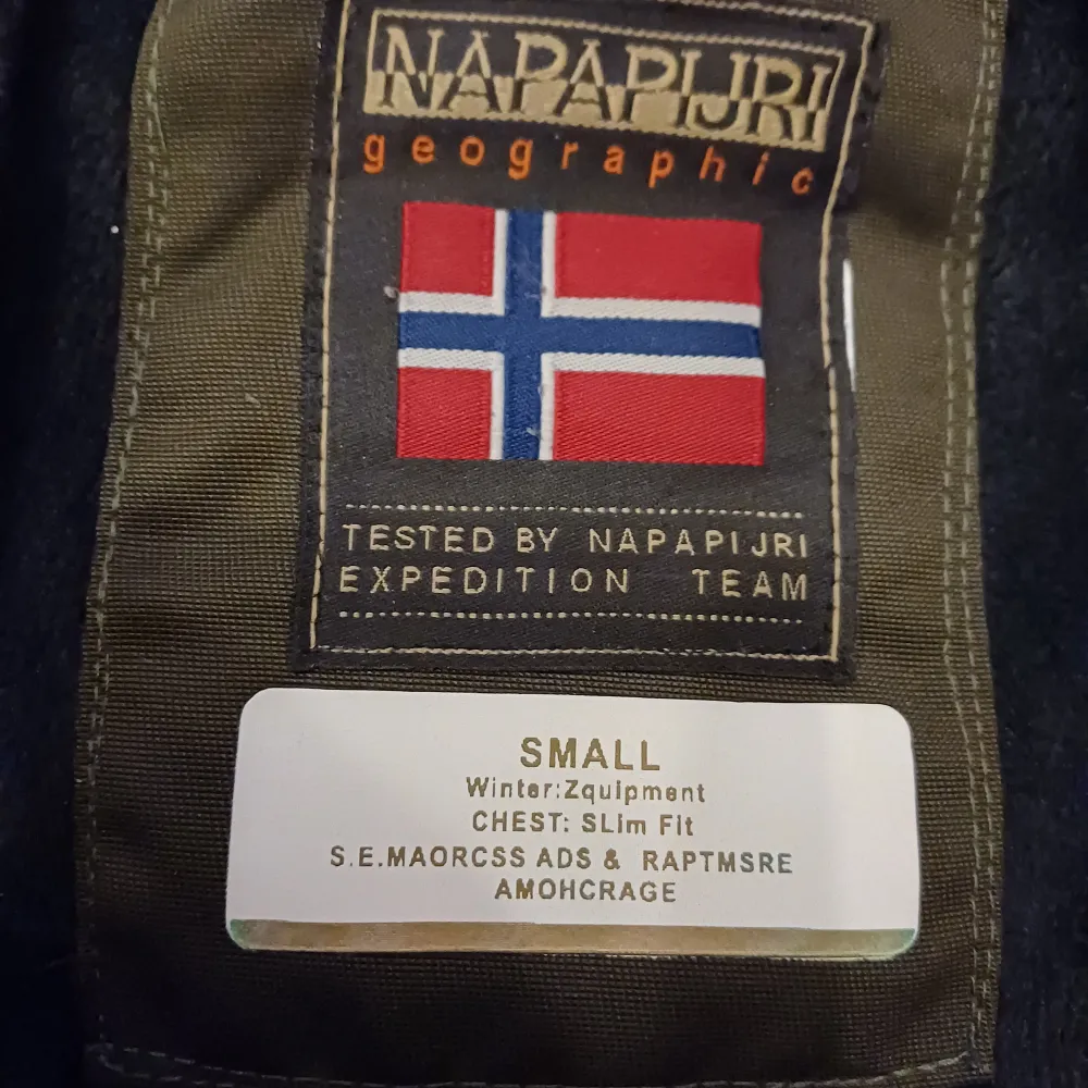 Den är väldigt fin jacka från kända Norska märket Napapijri  Dessa jackor är perfekta i snö . Jackor.