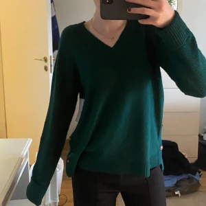 stickad tröja - aldrig använd, helt ny.❣️Suuupermjuk och skön😍