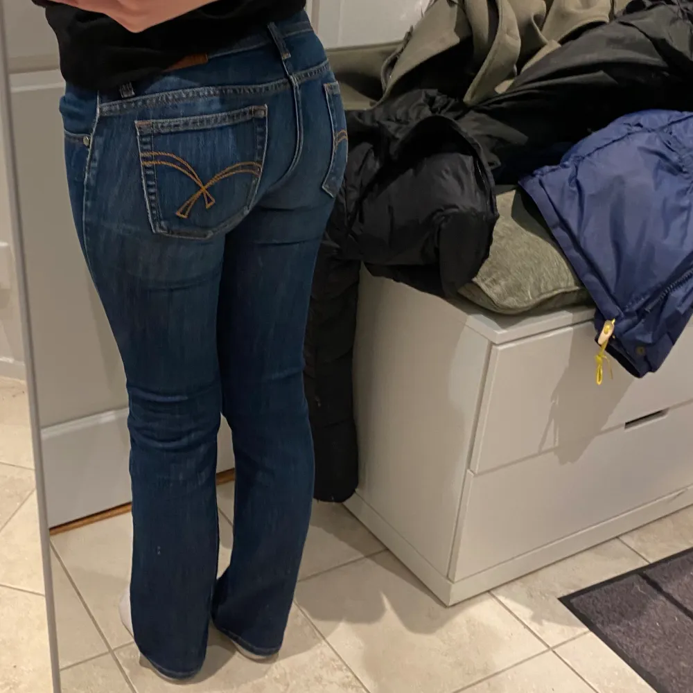 Säljer dessa jeans som jag köpte på vinted men som tyvärr inte passade mig🤍 midja 37cm innerbenslängden 76cm🤍 jag är 170 cm🤍 super fint skick, inga slitningar nere vid fötterna eller så🤍. Jeans & Byxor.