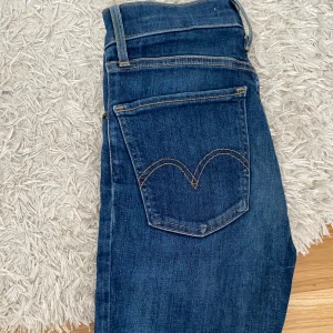 Levis jeans  - Jätte snygga Levis jeans i modellen skinny jeans. Fåtal gånger använda! 