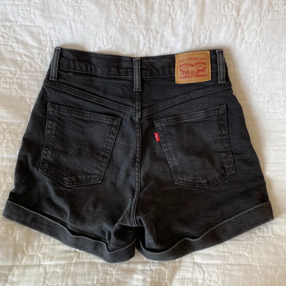 High Waist Levis jeans shorts i storlek 26(passar bra om du vanligvis har S/M i jeans).  Shortsen är svarta med kanter som ser mer urtvättade/gråa ut.  Väldigt bekväma och snygga shorts som jag inte använder längre 😊🌸. Shorts.