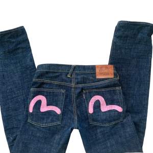 As snygga evisu jeans köpta här på Plick men använder inte så mycket, inga större nötningar förutom lite längst ner på baksidan av benen! Det är inte så tydligt vilken storlek de är så kolla måtten nere 👇 Midjemått: 80cm  Innerbenslängd: 77 cm 