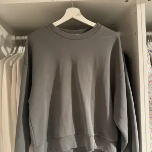 Säljer denna fina mörk grå tröja från Gina tricot✨ Skulle säga att storleken är mer S✨ Skriv för fler bilder🩷