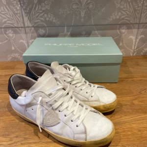 Phillipe Model  - Ett par Phillipe Model i riktigt bra skick, skorna är bara andvända fåtal gånger. Låda medkommer,Har digitalt kvitto. Vid snabb affär är pris diskuterbart.(skorna är slitna och ser andvända ut i modellen, ska se slitna ut)