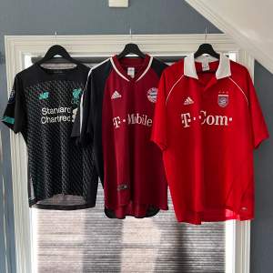 Tre tröjor för ett SUPER PRIS!! Liverpool storlek M röd Bayern München XL mörk röd Bayern München XL  Skriv till mig vid funderingar eller mer bilder 😁🤩 mer info om vardera tröjor finns i enskilda annonser 😁🤩