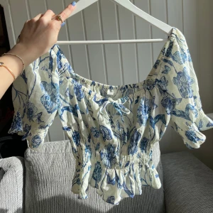 Topp från HM - Säljer denna superfina vita och blåa toppen från HM. Är i väldigt fint skick och knappt använd. Skriv vid frågor eller fler bilder! 💗✨