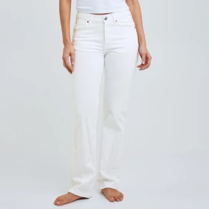 Vita jeans - Säljer dessa skit snygga jeansen från Bikbok✨ Storlek 26 men skulle säga att den mer är storlek 25/26✨köpt för 699kr✨ Skriv för fler bilder🩷