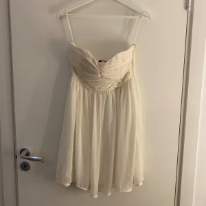 Klänning - Vit klänning i storlek 34