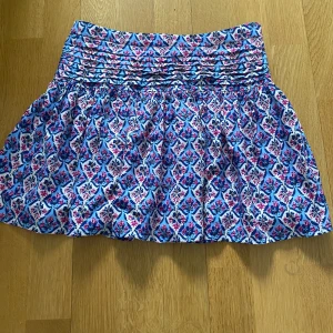 Zara kjol - Väldigt fin och somrig kjol som tyvär är för liten för mig. Den är i bra skick.