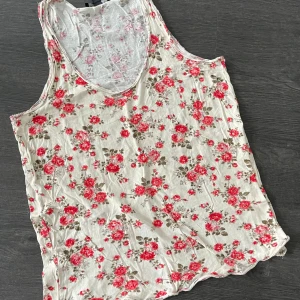 Blommigt linne - Använt en gång, superfint skick.  Råa kanter.  Tvättlappen är bortklippt. Cremefärgat med rödrosa blommor. 