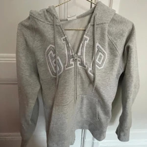 Gap zip up - Säljer min GAP tröja då den inte kommit till användning på senaste💗 Sparsamt använd så därmed bra skick