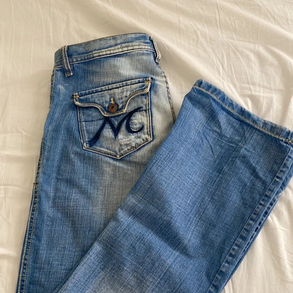 Säljer mina Lågmidjade bootcut jeans som jag köpte här på Plick men dom var för så för mig, (så jag kan inte skicka några bilder på) aldrig andvända. Mått: midja 39, innerbenslängd 85 💗. Jeans & Byxor.