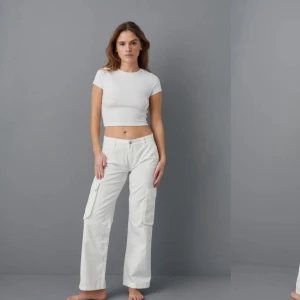 Low waist vita Cargo byxor  - Vita lowwaist cargos från gina, fortfarande prislappen kvar !!!!