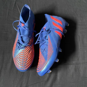 Fotbollsskor  - Rikigt sköna adidas fotbollsskor i storlek 43,1/3. Säljer dem pga att dem är för små.  Andvönda väldigt fåtalet gånger,  Pris kan diskuteras 