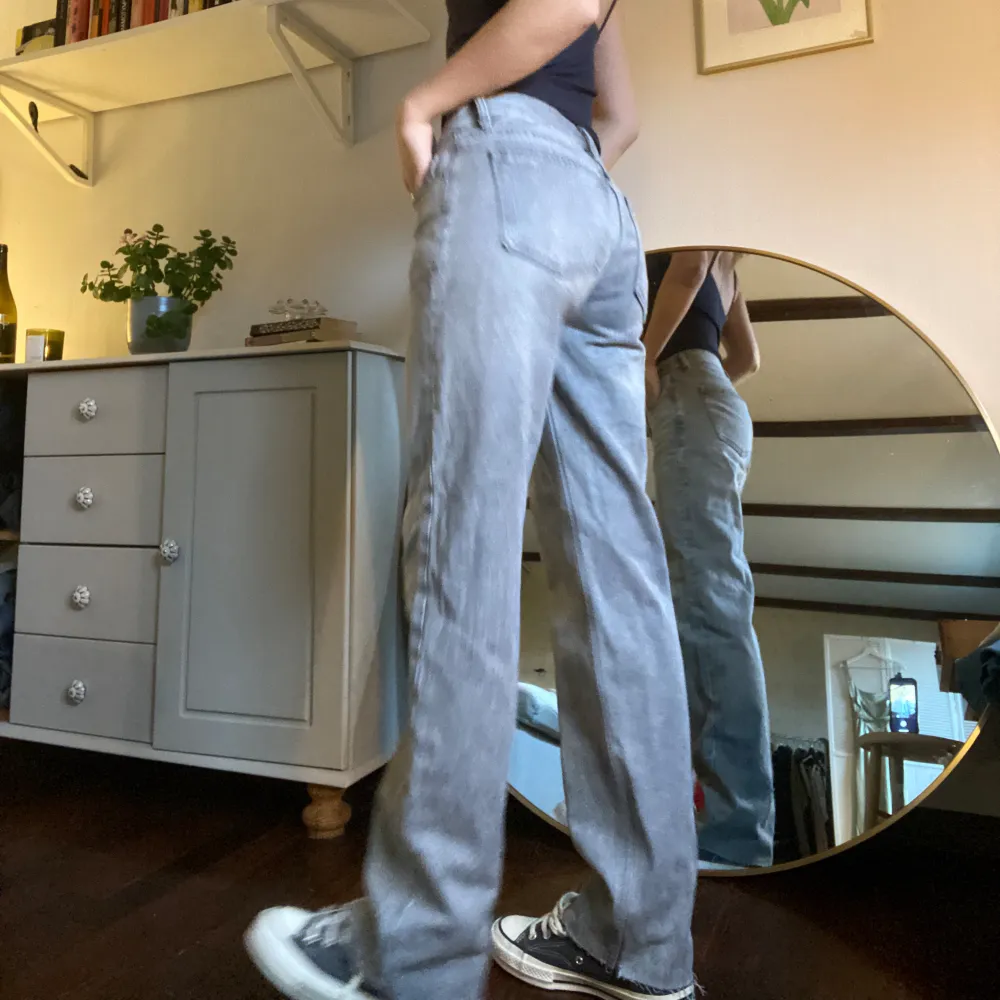 Gråa low-waist jeans/ byxor från ginatricot! Avklippta så de passar mig (som är 165) 🩵🕊️. Jeans & Byxor.