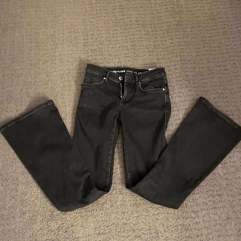 säljer ett par svarta lågmidjade jeans som är supersnygga men tyvärr inte används längre. de har inga defekter på sig och är köpta för 599 kr. Jeans & Byxor.
