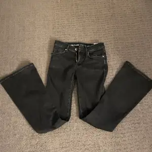 säljer ett par svarta lågmidjade jeans som är supersnygga men tyvärr inte används längre. de har inga defekter på sig och är köpta för 599 kr