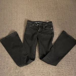 svarta lågmidjade jeans  - säljer ett par svarta lågmidjade jeans som är supersnygga men tyvärr inte används längre. de har inga defekter på sig och är köpta för 599 kr