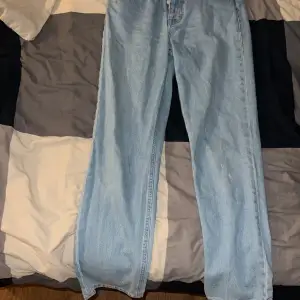 Säljer dessa blå jeans storlek W28