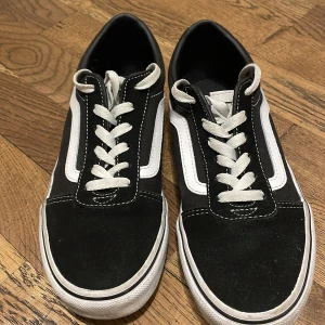 VANS skor - Vans skor är ikoniska för sin avslappnade stil och mångsidighet. De är kända för sin klassiska skateskodesign, hållbara konstruktion och bekväma passform. Från den tidlösa Authentic till den populära Old Skool, 