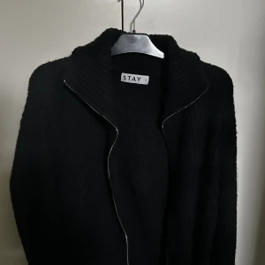 Stickad tröja - Svart stickad tröja köpt på carlings i strl S. Använd fåtal gånger. Köpt för 600kr och säljer för 350kr.