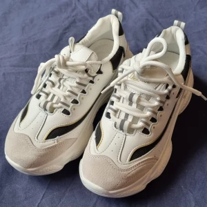 Oanvänt sneakers vita - Fick av en vän men de var lite förstora för mig så användes aldrig ute. Lätta och sköna är de 😊✌