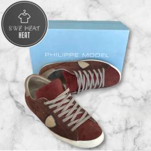 Tja, säljer nu dessa schyssta Philippe Model skor i väldigt fint skick! Storlek 42. Hör av dig vid frågor eller funderingar!