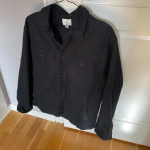 Svart overshirt - H&M - Tja! Säljer nu denna svarta overshirt från H&m. Storlek: M. Skick: 9/10.Kontakta oss för fler bilder eller info! 🙌