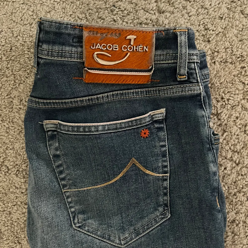 Riktigt snygga jacob cohen jeans. Riktigt bra condition 8/10. Vid frågor och funderingar skriv gärna.. Jeans & Byxor.