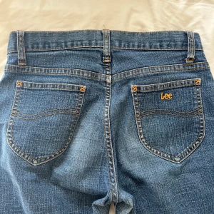 Lee jeans  - Jättesnygga lee jeans. Säljer pågrund av att jag nästan har ett par exakt likadana. Står inte storlek men passar på som är är runt 165cm