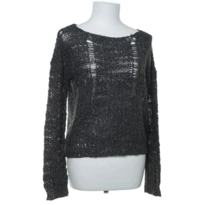 Tröja  - Jätte cool ”sliten” tröja. Tröjan är mörkgrön och lite glittrig med snygga slitningar 💕