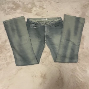 Jeans - Skit snygga och coola jeans i super bra skick. De står storlek L men skulle säga att de passar som xs