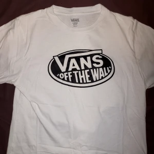 Vit Vans tshirt - T shirt är köpt från barn avdelningen i storlek XL vilket även passar S men kanske sitter lite tajt. Bra skick. Använd några gånger men inga skador finns