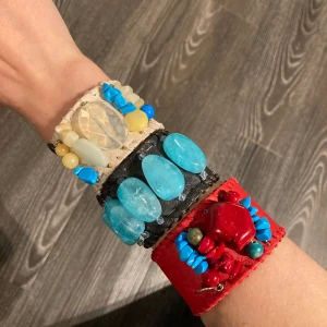 Armband läder och ädelstenar - Snappa armband av äkta läder och ädelstenar 50kr styck