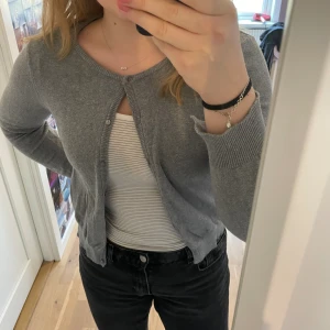 Grå kofta  - Grå kofta i storlek xs. Bra skick köpt vintage! Har slits i ärmsluten 