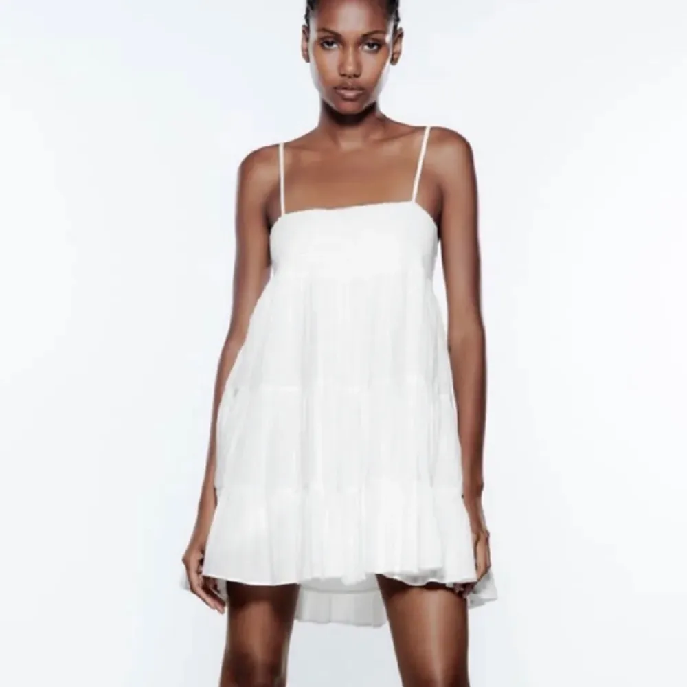 Säljer denna fina vita klänningen ifrån zara i storlek xs, skriv vid frågor eller bilder på klänningen🌺. Klänningar.