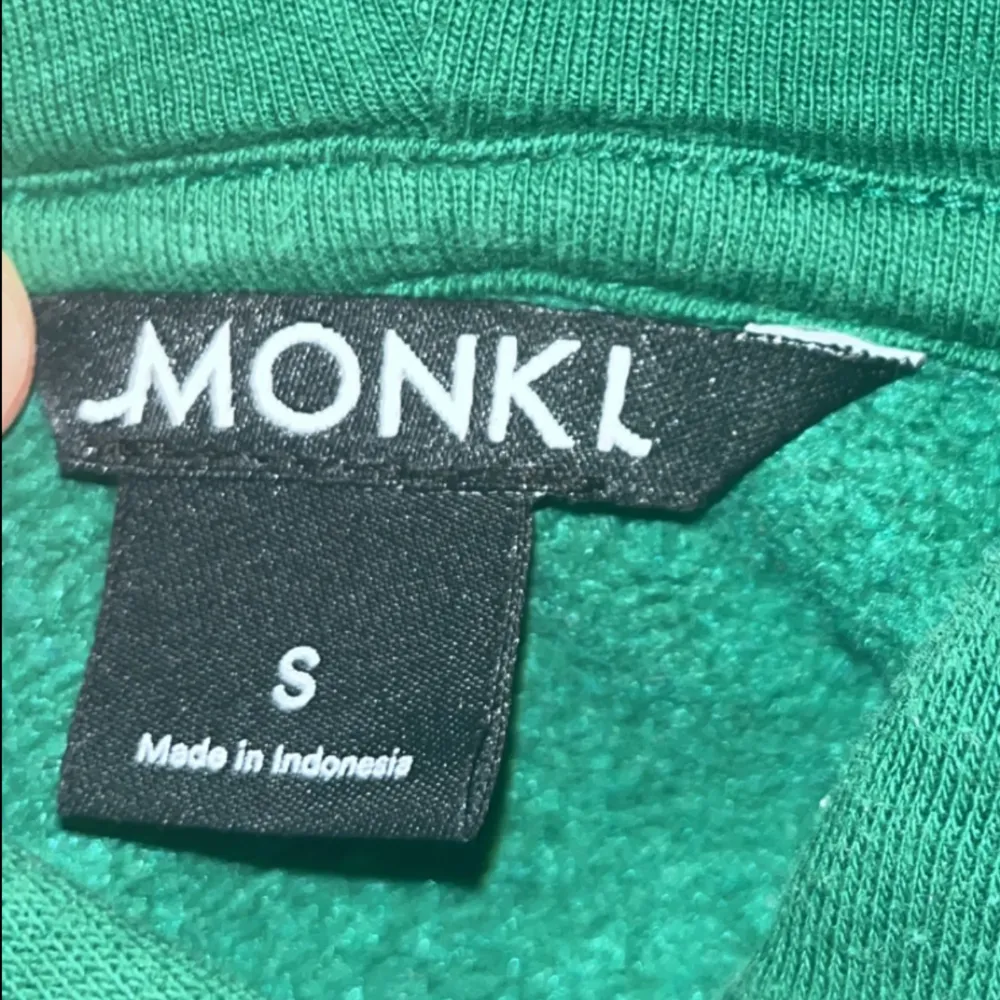 En snygg grön hoodie från monki. . Hoodies.