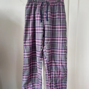 Rutiga mjukisbyxor - Tveka inte på att höra av er för mer information💕