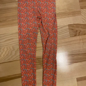 Leggings strl 130 - Fläck från färgpenna. Se andra bilden. Finns ingen storleksangivelse kvar, gissar ca 130. Jag är väldigt mån om mina köpare. Skulle du vara missnöjd med ditt köp så ta gärna kontakt med mig innan dåligt omdöme. Så har jag en chans att rätta till det.