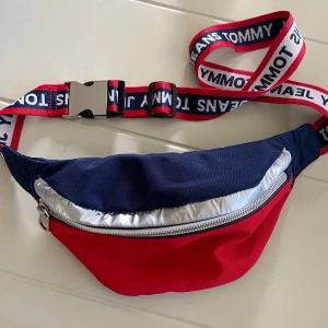 Tommy jeans magväska  - Söt magväska inte använt mycket 
