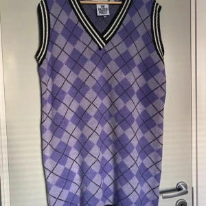 Ragged priest klänning - Ragged priest klänning i lila argyle stil, super skön och mysig och väldigt nice knitted material✨💫 Oversize och plussize vänlig