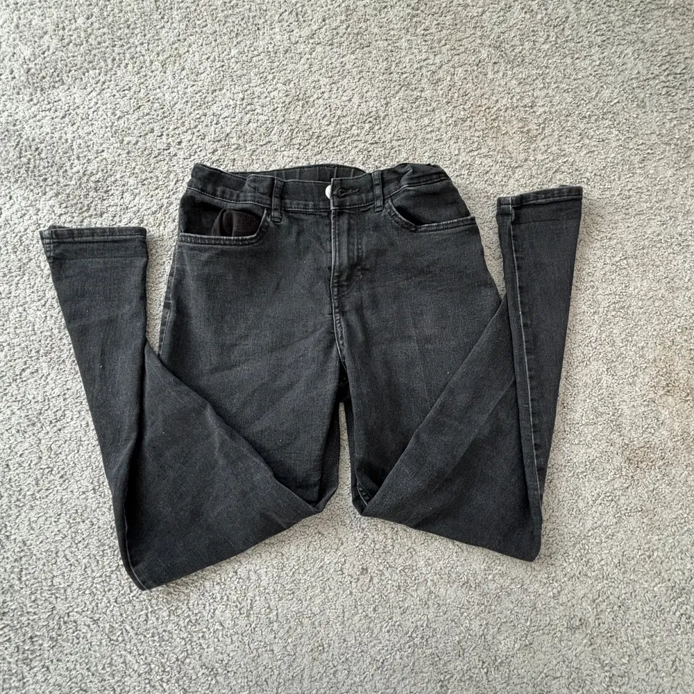 Svarta jeans från (H&M) i väldigt bra skick. Jeans & Byxor.