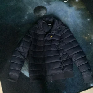 lyle scott jacka - storlek S, köpte för 1500 kr, säljer den för 400 för jag har använt bara denna vintern