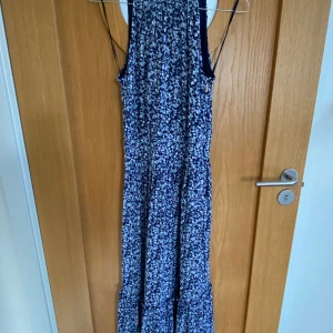 Superfin blåblommig sommarklänning från Michael Kors!   - Superfin blåblomlig sommarllänning från Michael Kors, i stl XS, använd endast en gång, som ny! 