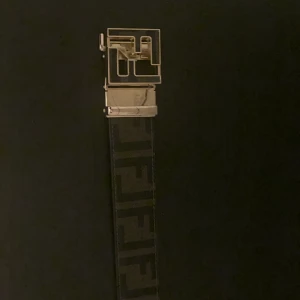 Fendi bälte  bud  - 110 cm nästan nytt och den har inga skador 