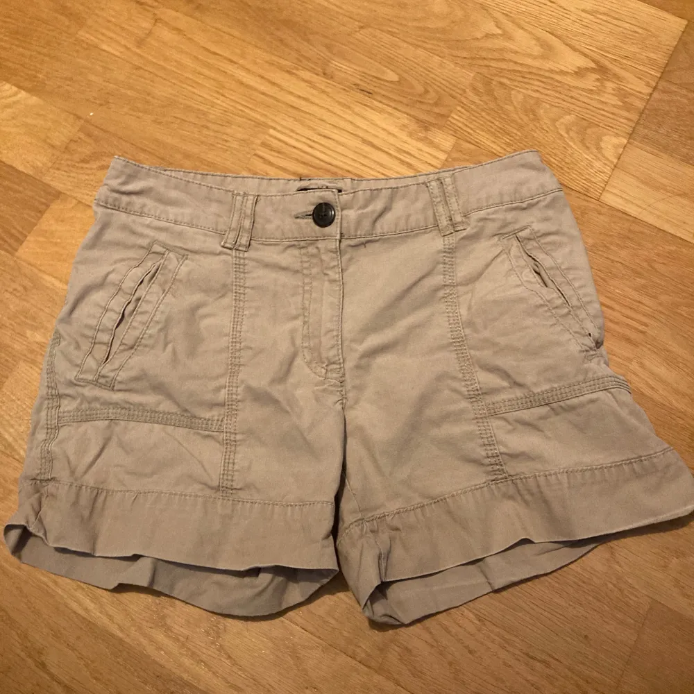 Säljer dessa snygga cargo shorts som är perfekta till sommaren ifrån H&M! 💓 Har inga defekter och är använda fåtal gånger! 💓. Shorts.