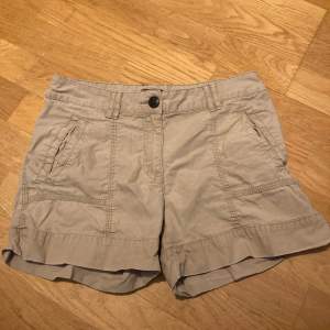 Säljer dessa snygga cargo shorts som är perfekta till sommaren ifrån H&M! 💓 Har inga defekter och är använda fåtal gånger! 💓