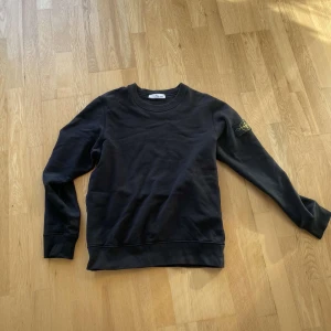 Stone island - Hej! Säljer nu en stone island sweatshirt. Den är i mycket bra skick använd fåtal gånger. Hör av dig vid några frågor🌟